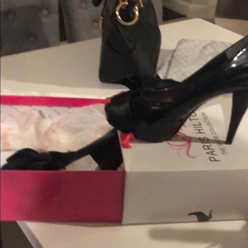 Black heel dress shoe